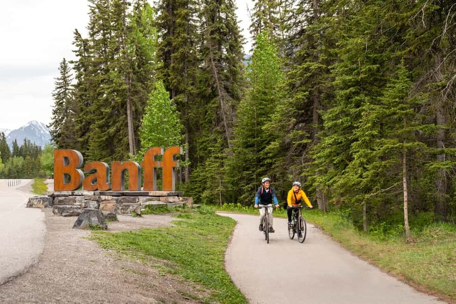 Banff 2-day: Lake Louise, Moraine Lake, Johnston Canyon tour - Banff Town with 90 minutes: how to use the time well