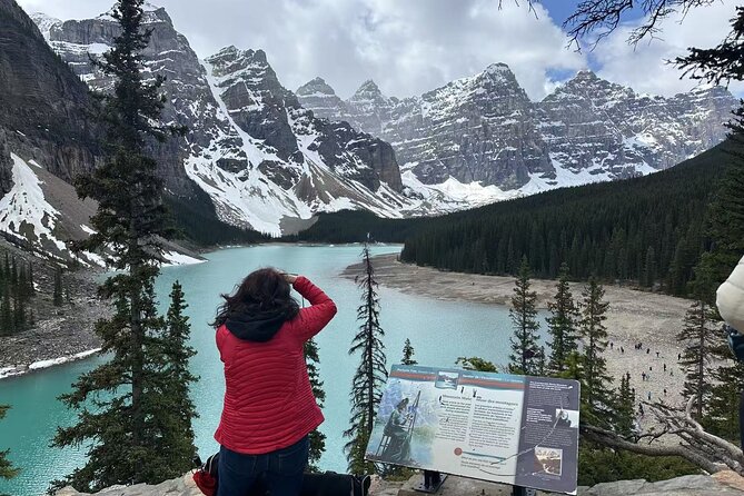 Banff/Canmore: Moraine Lake and Lake Louise Shuttle-90m each lake - Lake Louise: Emerald Water Plus Real Photo Time