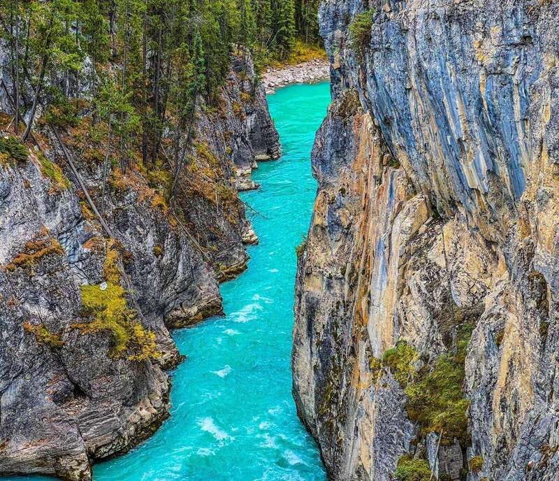 Banff: Lake Louise, Moraine, Emerald & Johnston Canyon Tour - Key highlights worth planning for