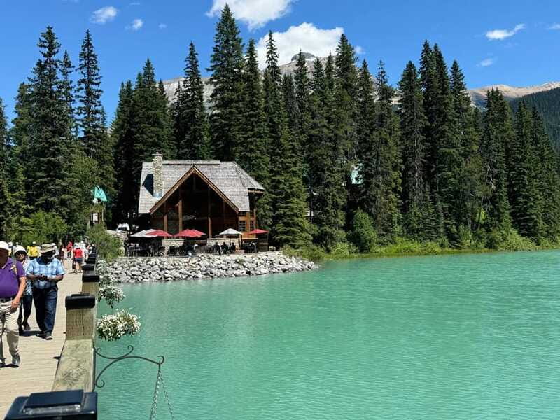 Banff: Lake Louise, Moraine, Emerald Lake & Johnston Canyon - Lake Louise (45 minutes): where the day turns serious