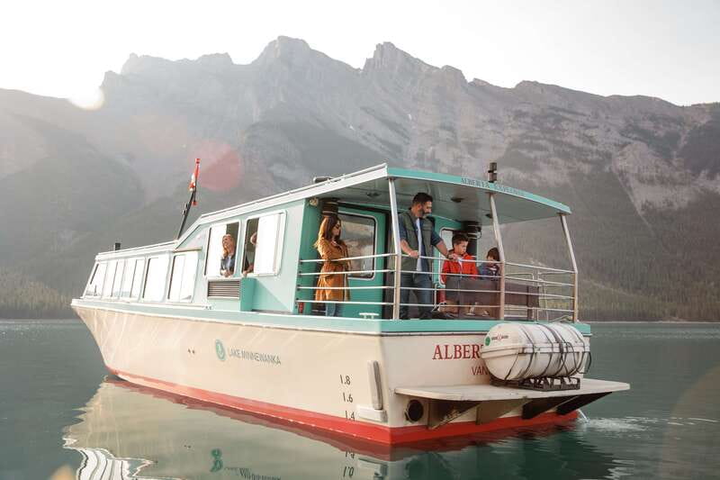Banff: Lake Minnewanka Cruise - The Guide and Captain Team: How Live Commentary Changes the Cruise