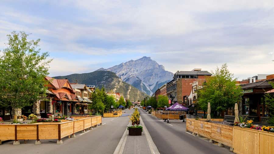 Banff: Moraine Lake, Lake Louise, Emerald Lake and Yoho Trip - Guide Quality and Crowd Calm: Why This Tour Feels Easier