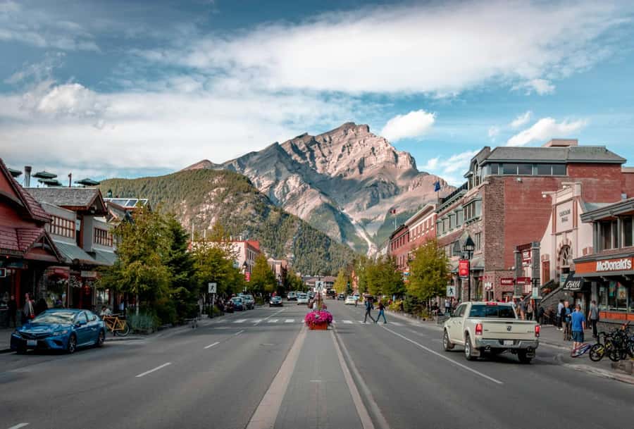 Banff Town: Gondola, Lake Louise, Moraine, Cave and Basin - What I’d pack (based on what’s actually part of the day)