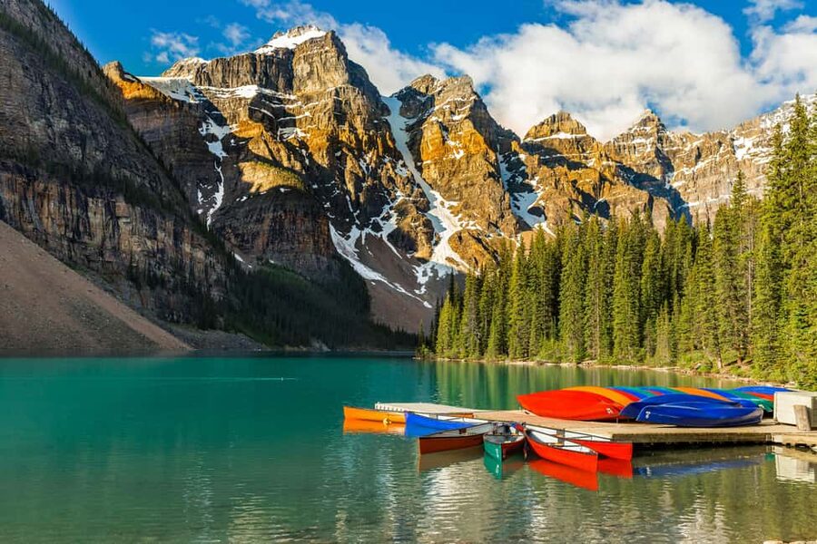 Calgary: Banff Top Lakes Tour with Banff Town Visit - Emerald Lake in Yoho: Vivid Green Water and Easy Walking