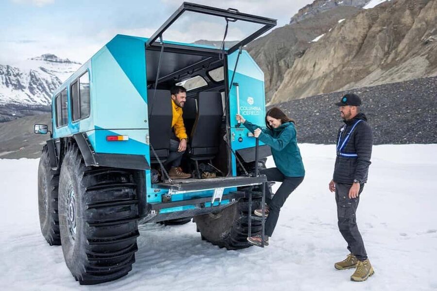 Calgary: Icefield Adventure, Skywalk and three Glaciers Tour - Bow Lake and Waterfowl Lake: turquoise lakes with different personalities