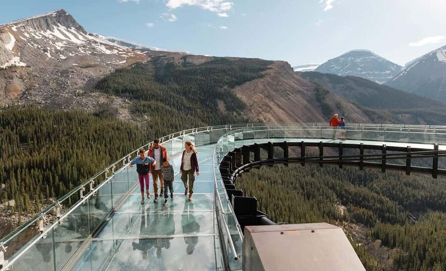 Columbia Icefield Adventure, Bow Lake & Peyto Lake Tour - From pickup to first viewpoint: how this day stays manageable