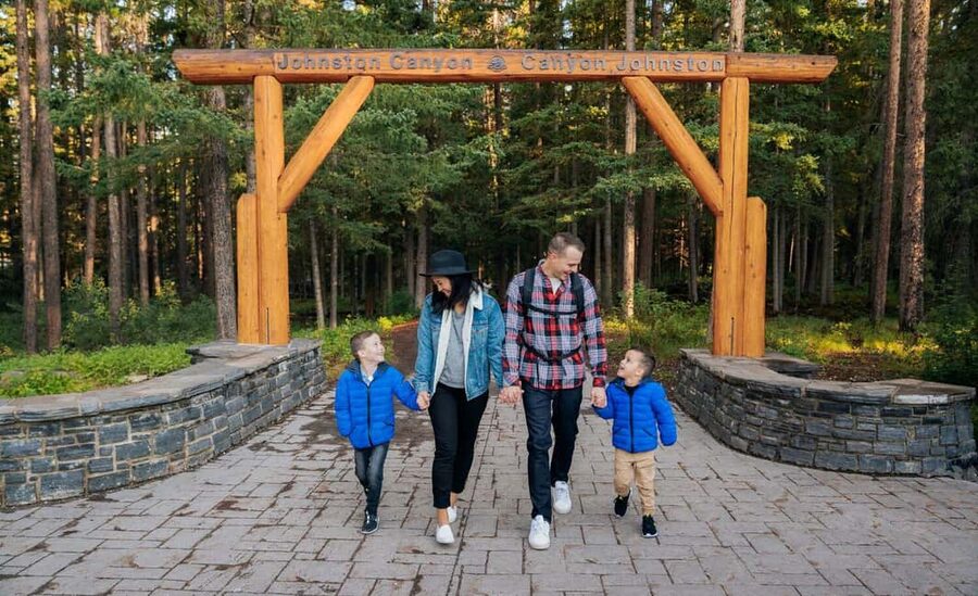 Emerald Lake,Lake Louise JohnstonCanyon&Banff Tour - Moraine Lake timing versus Banff town time in summer