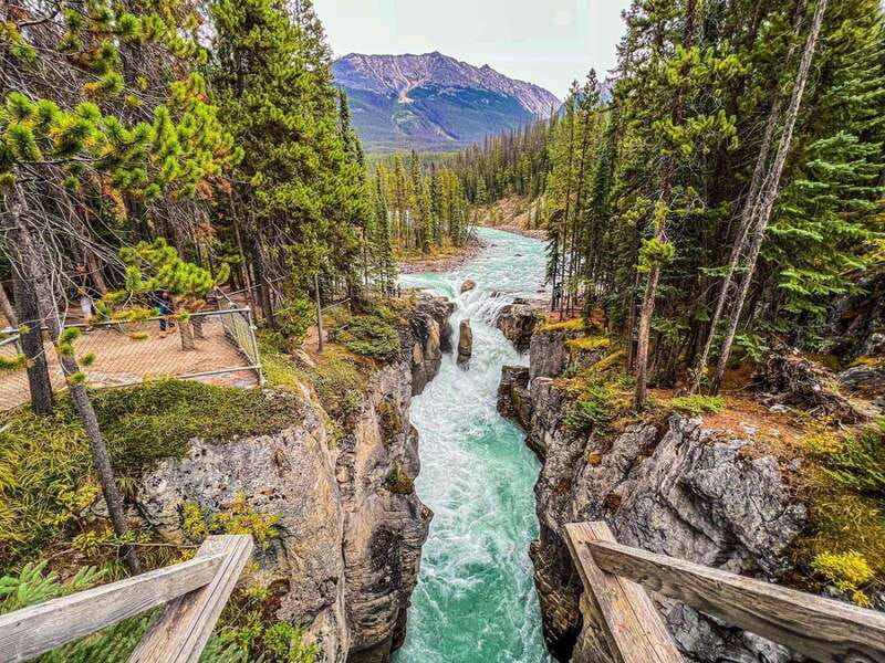 Emerald Lake, Moraine, Louise, Johnston Canyon & Banff Town - Moraine Lake: Ten Peaks views and the glacier color science