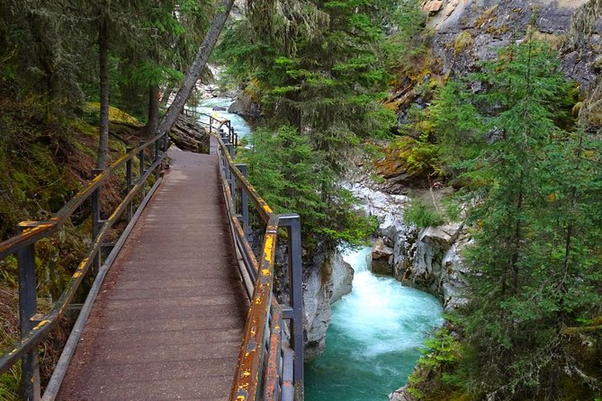 Hop-On and Hop-Off Banff Bus - Stop-by-stop: Johnston Canyon Lodge and Upper/Lower Falls time