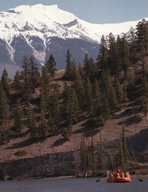 Jasper: Jasper National Park Easy 2-Hour Rafting Trip - On-water itinerary: from calm stretches to small rapids