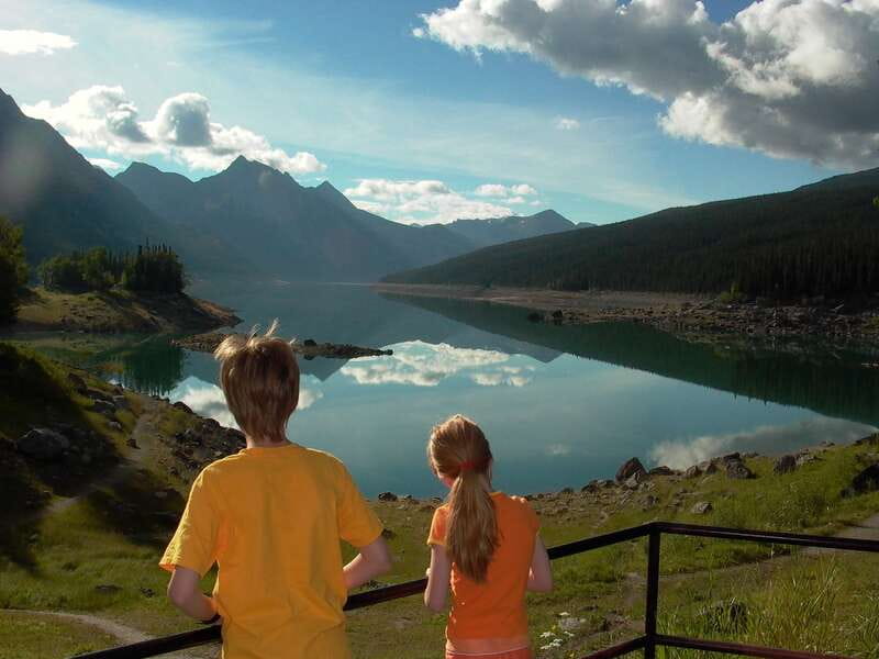 Jasper: Maligne Valley Wildlife & Spirit Island Cruise - Maligne Lake on and off the water: the wow-factor viewpoint