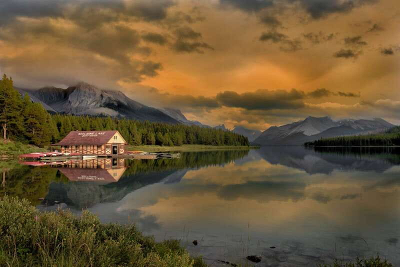 Jasper National Park: Maligne Lake Cruise With Guide - Guide stories and captain skills: what you’re paying for