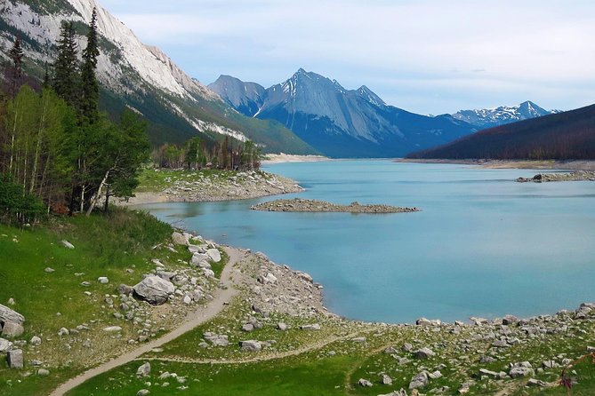 Jasper Wildlife and Sightseeing Tour with Maligne Lake Hike - Medicine Lake Stop: Limestone Cliffs, Short Walks, and Photo Angles