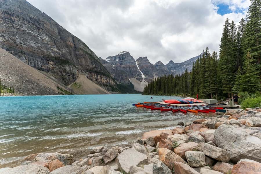 Lakes Moraine, Louise, Emerald, Johnston Canyon & Yoho Tour - Lunch at Lake Louise Village or Ski Resort: Plan for It