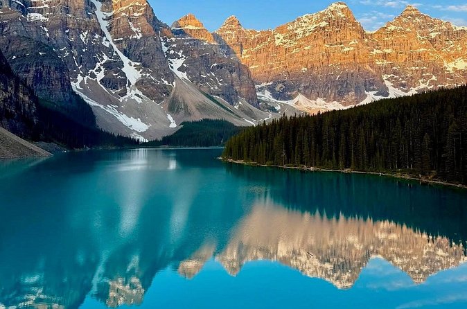 Moraine Lake and Lake Louise Shuttle | End of Summer Seat Sale! - Moraine Lake Rockpile viewpoint: the photo payoff