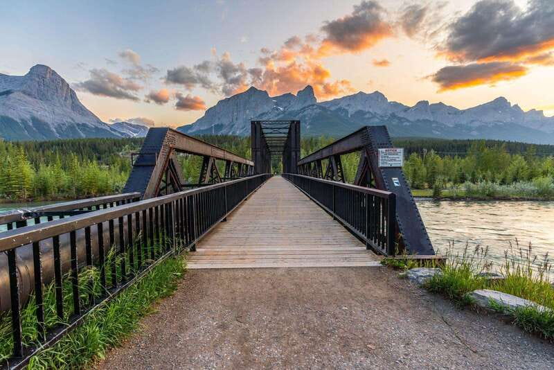 The Canmore HISTORY TOUR - Cowboys and Coal Miners 2H Walk - The trail system: mountain and river views without heavy climbing
